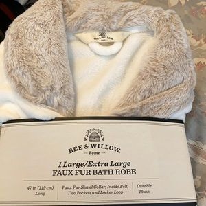 NWT large/XL women’s faux fur bath robe